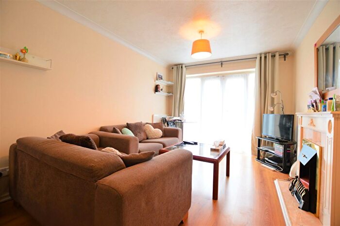 2 Bedroom Flat To Rent In Baxter Close, Slough, SL1