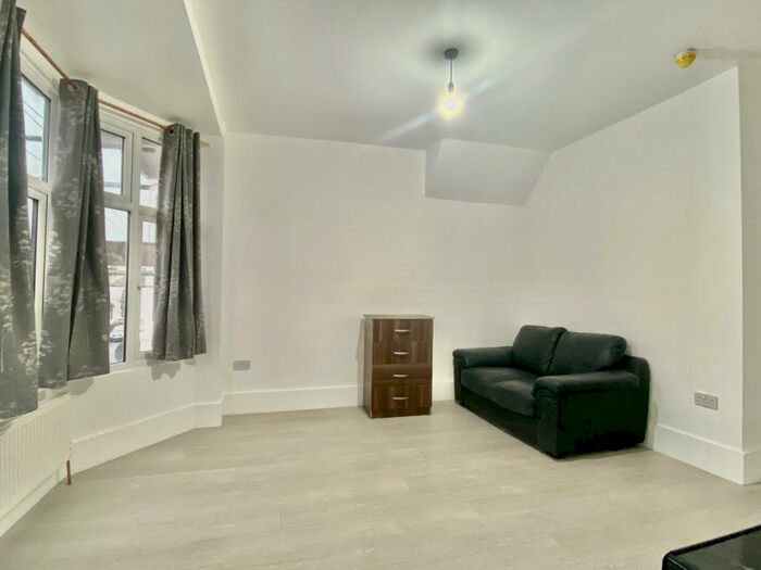 Studio To Rent In Park Avenue Mitcham, Cr, CR4