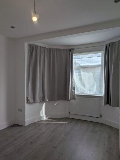 5 Bedroom Flat To Rent In Sunnymede Drive, Ilford, IG6