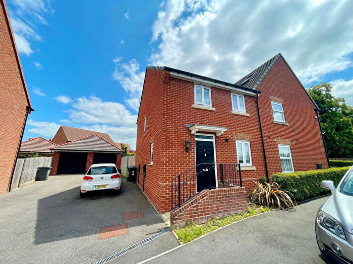 3 Bedroom Semi-Detached House To Rent In Woodlands View, Newbury, RG14