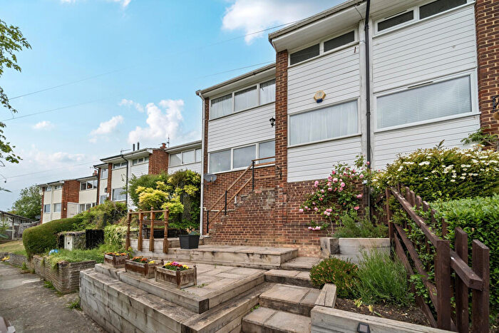 3 Bedroom Semi-Detached House For Sale In Charles Drive, Cuxton, Rochester, ME2