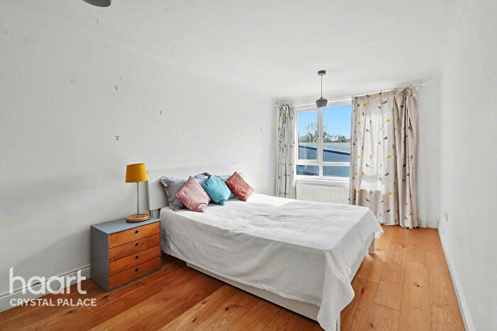 2 Bedroom Flat For Sale In Anerley Station Road, London, SE20