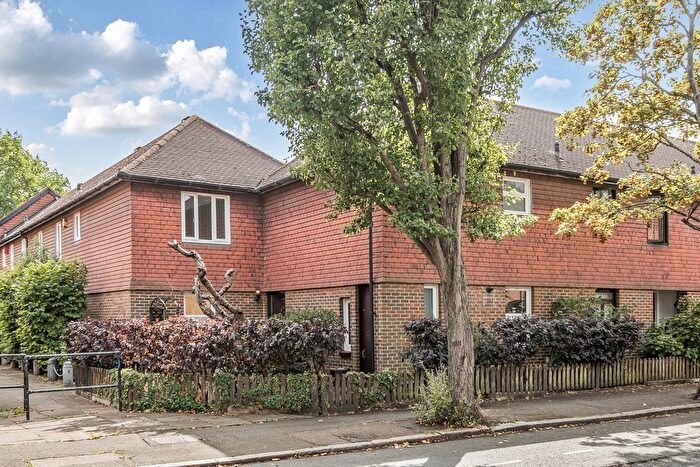 3 Bedroom Detached House For Sale In Langdon Way, London, SE1
