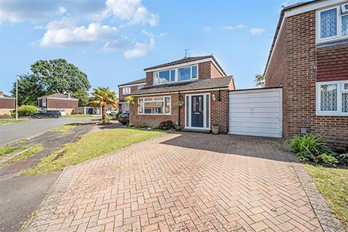 3 Bedroom Link Detached House For Sale In Wyndham Close, Yateley, GU46