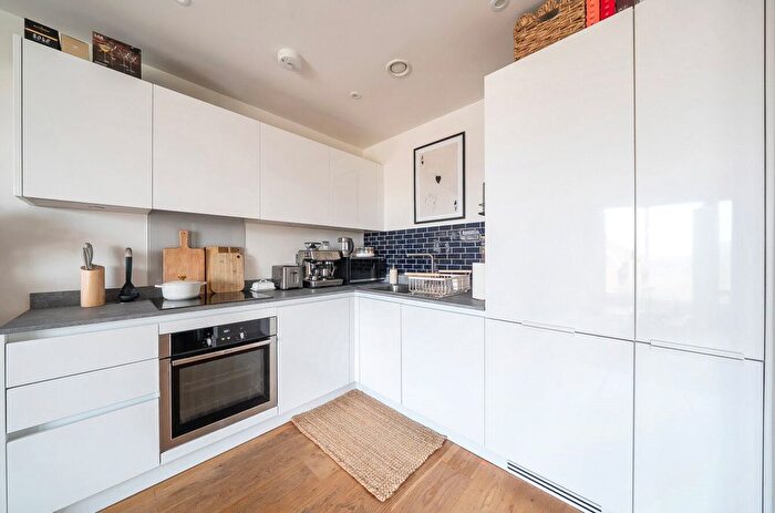 2 Bedroom Flat For Sale In Cavendish Road, London, SW19