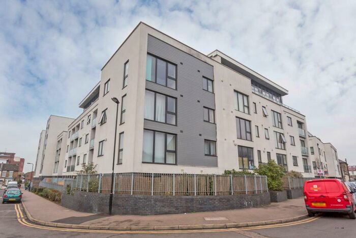 2 Bedroom Flat To Rent In Hillyfield, Walthamstow, E17