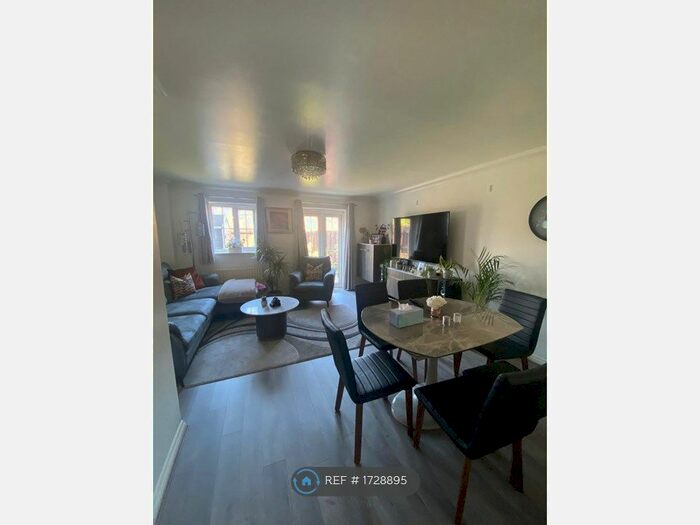 3 Bedroom Semi-Detached House To Rent In Knightwood Close, Farnborough, GU14