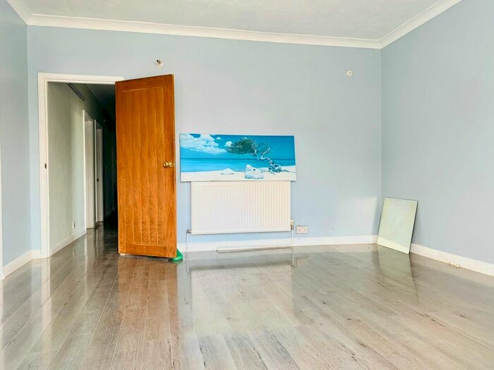 2 Bedroom Flat To Rent In New Road, Rainham, Essex, RM13