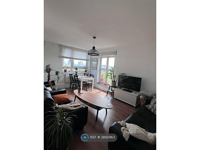 2 Bedroom Flat To Rent In Thomas Hollywood House, London, E2