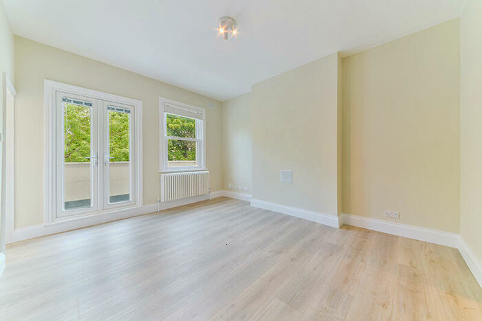 3 Bedroom Apartment To Rent In Barry Road, East Dulwich London, SE22