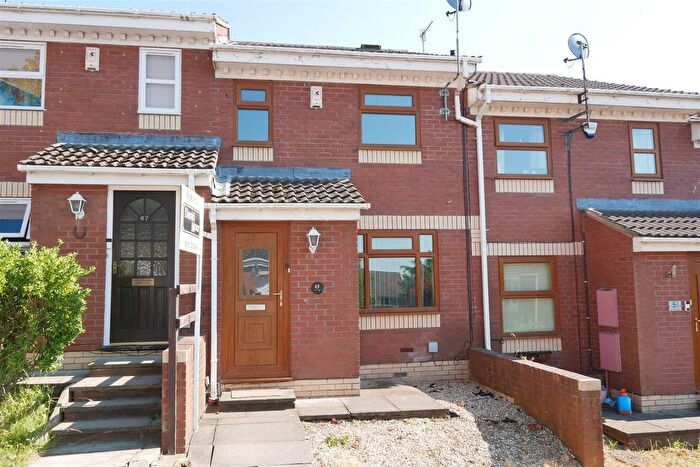 2 Bedroom Town House To Rent In Laneside Gardens, Churwell, Leeds, LS27
