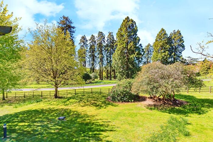 2 Bedroom Flat For Sale In Royal Earlswood Park, Redhill, Surrey, RH1
