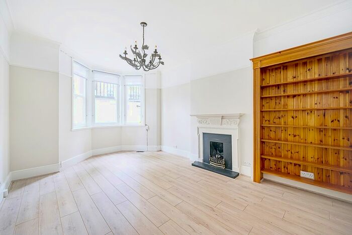 3 Bedroom Flat To Rent In Wilbraham Place, London, SW1X