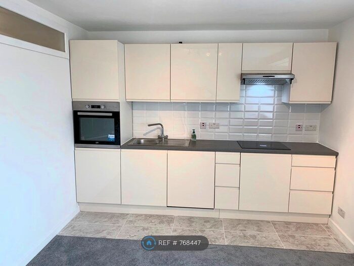 1 Bedroom Flat To Rent In Cromwell House, Ruislip, HA4