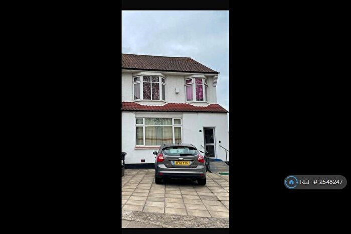 3 Bedroom End Of Terrace House To Rent In Hastings Road, London, N11