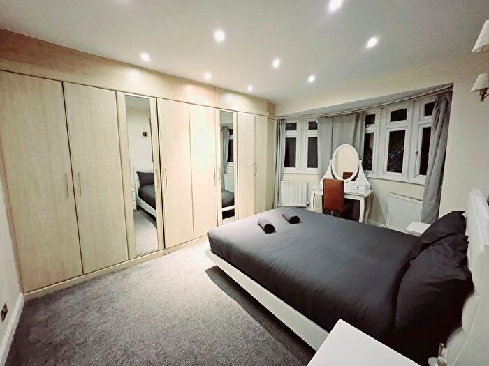 5 Bedroom Semi-Detached House For Sale In Meadow Drive, London, NW4