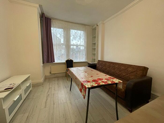 1 Bedroom Terraced House To Rent In Dowsett Road, Haringey, N17