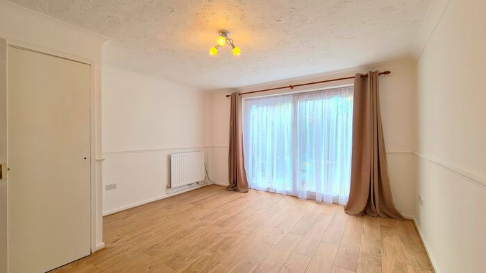 2 Bedroom Flat To Rent In Chesterton Drive, Staines, TW19