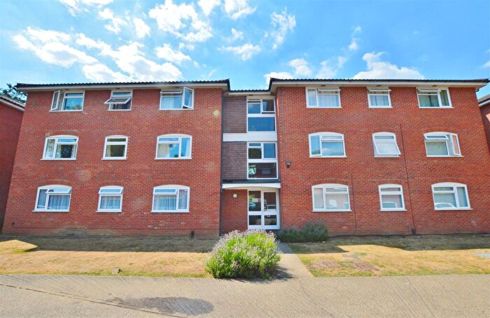 2 Bedroom Flat For Sale In Cobblers Close, Farnham Royal, Slough, SL2