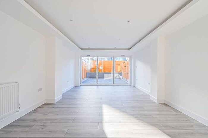 3 Bedroom Semi Detached House For Sale In Victoria Road, New Barnet, EN4