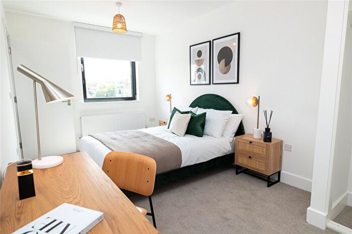 2 Bedroom Flat For Sale In Dock Road, Chatham, Kent, ME4
