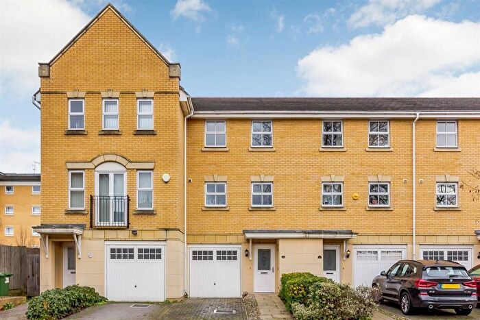 3 Bedroom Flat To Rent In Sparkes Close, Bromley, BR2