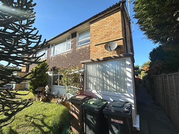 2 Bedroom Maisonette To Rent In Green Oaks, Round Green, Luton, LU2