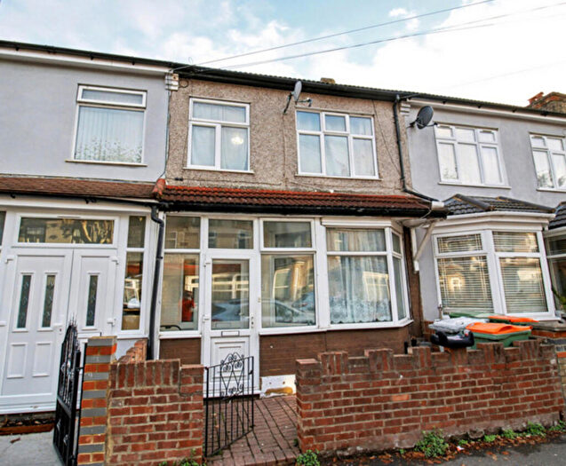 3 Bedroom Terraced House For Sale In Gooseley Lane, London, E6