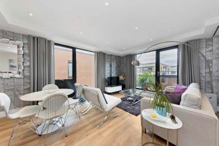 3 Bedroom Flat To Rent In Knaresborough Drive, Earlsfield, SW18