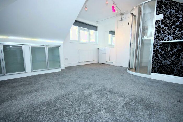 Flat To Rent In North Circular Road, Palmers Green, N13