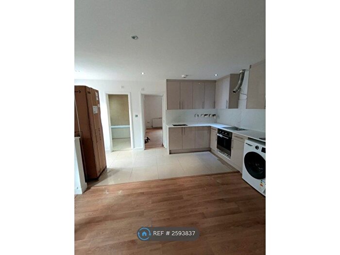 3 Bedroom Flat To Rent In French Street, Sunbury-On-Thames, TW16
