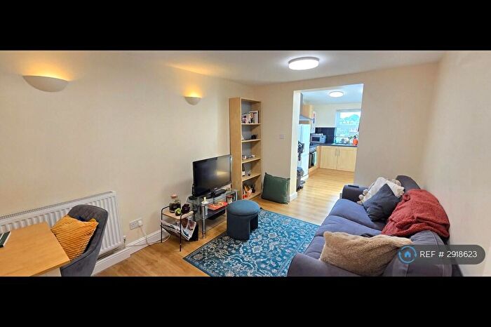 2 Bedroom Flat To Rent In Meanwood Road, Leeds, LS6