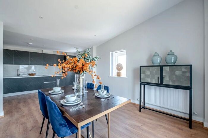 3 Bedroom Flat To Rent In Mast Quay, London, Kent, SE18