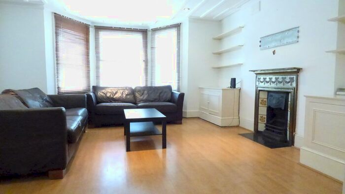2 Bedroom Flat To Rent In North Side Wandsworth Common, London, SW18