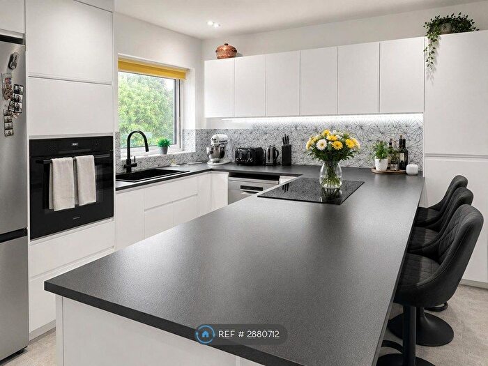2 Bedroom Flat To Rent In The Avenue, London, KT5