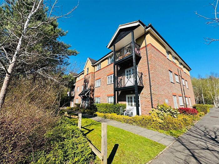 2 Bedroom Flat For Sale In Twyford Close, Fleet, Hampshire, GU51