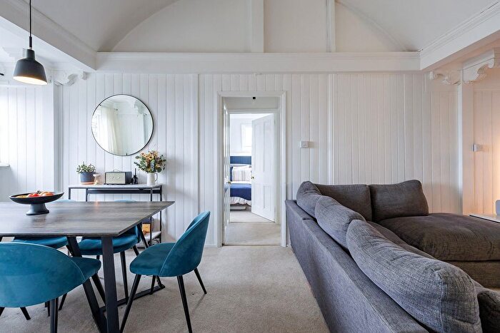 2 Bedroom Flat For Sale In Semaphore Road, Guildford, Surrey, GU1