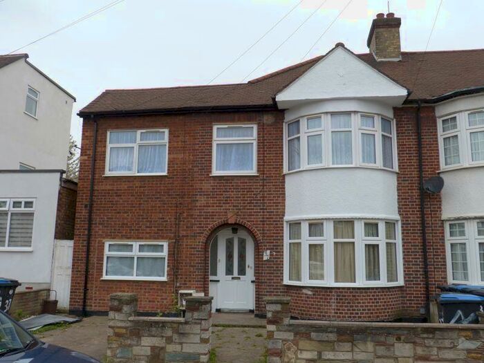 3 Bedroom Flat To Rent In Derwent Avenue, London, N18