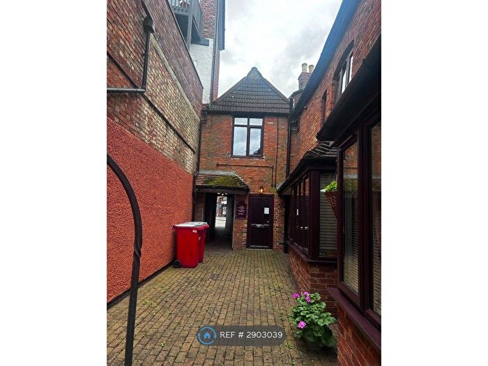 2 Bedroom Flat To Rent In High Street, Newport Pagnell, MK16