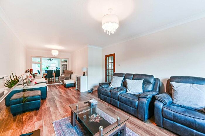 3 Bedroom Detached House To Rent In Effingham Close, Sutton, SM2