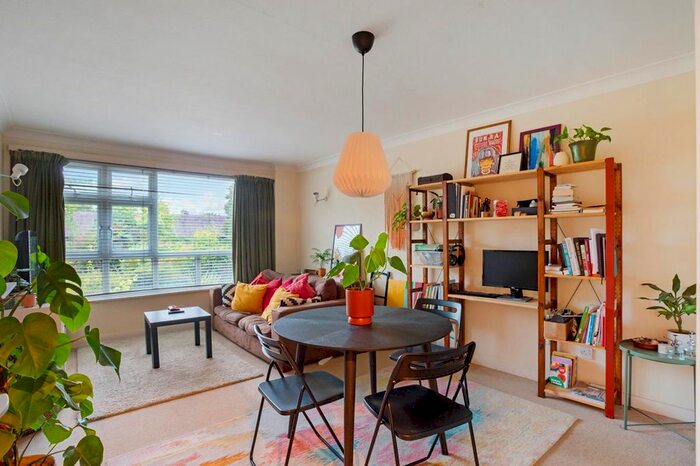 2 Bedroom Flat To Rent In Chesterfield Court, Cranes Park, KT5