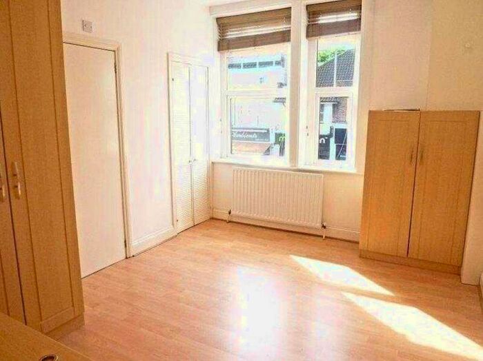 Studio To Rent In Ballards Lane, London, N3