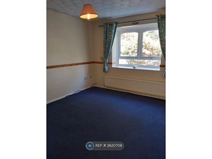 2 Bedroom Flat To Rent In The Groves, Oxton, CH43