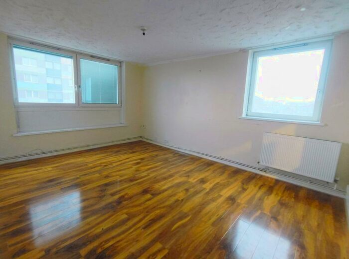 3 Bedroom Flat To Rent In Harts Lane, Barking, IG11