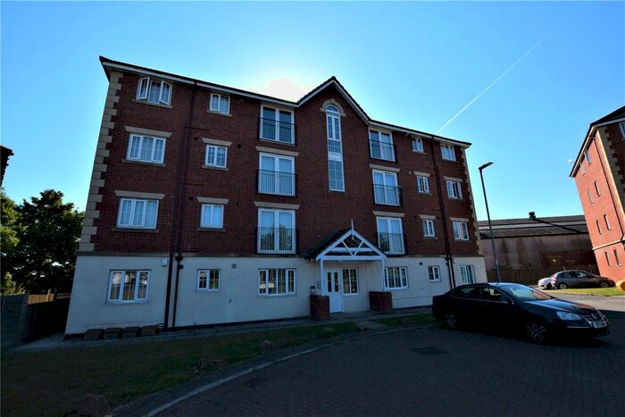 2 Bedroom Flat To Rent In Moorcroft, Ossett, West Yorkshire, WF5