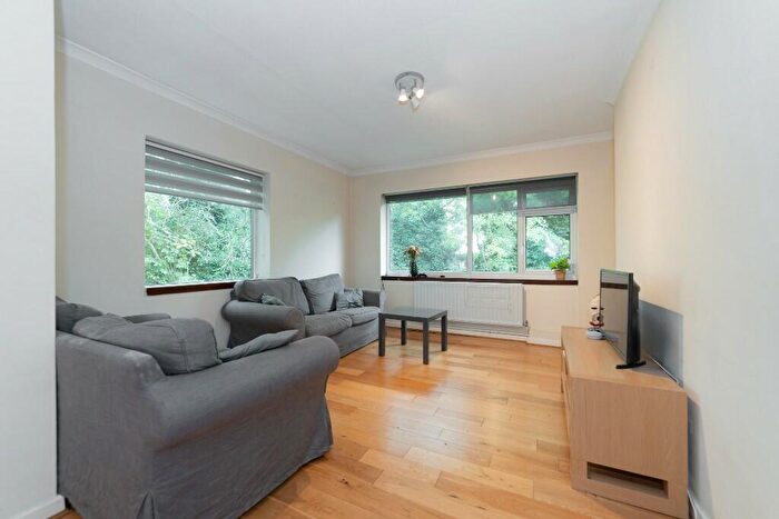 2 Bedroom Flat To Rent In Woodside Avenue, London, N12