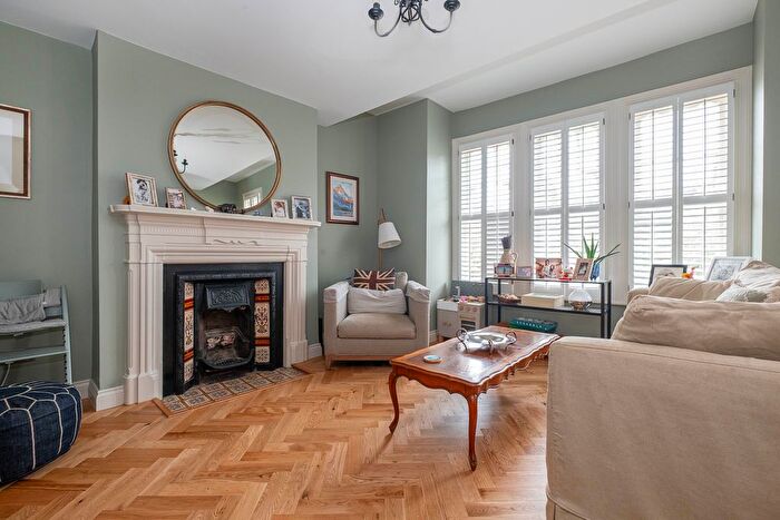 3 Bedroom Maisonette For Sale In Salford Road, London, SW2