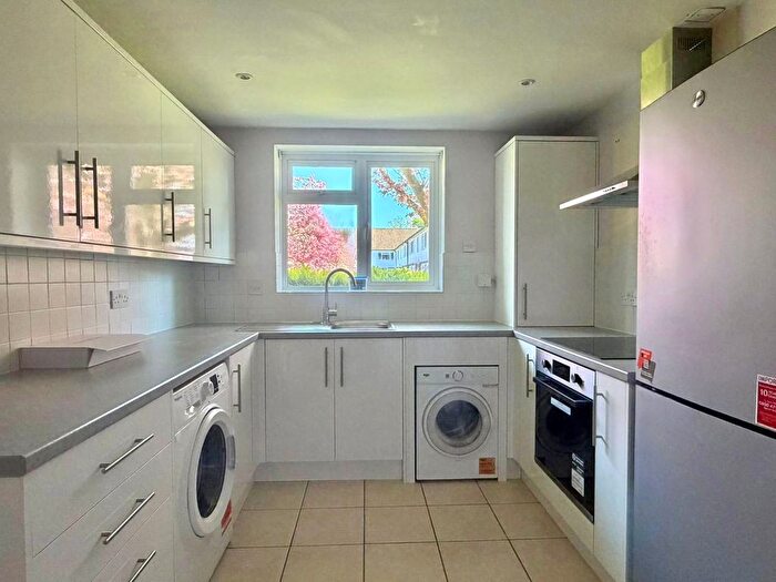 2 Bedroom Flat To Rent In Radcliffe Square, London, SW15