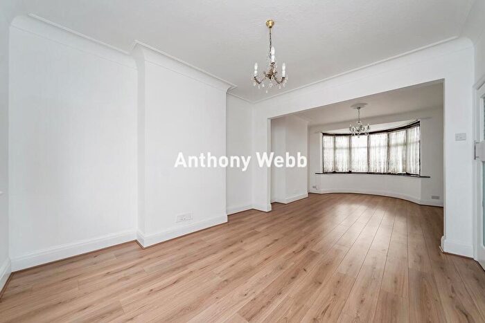 3 Bedroom Terraced House For Sale In North Circular Road, Palmers Green, N13