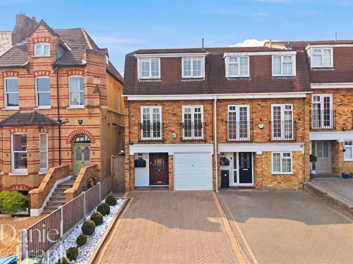 4 Bedroom End Of Terrace House For Sale In Palmerston Road, Buckhurst Hill, IG9